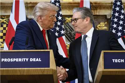 美國總統川普(Donald Trump，左)5日與英國首相施凱爾(Keir Starmer，右)通話。圖為兩人2025年9月18日 舉行雙邊會談。資料照片。