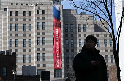 俄羅斯駐首爾大使館外、懸掛一幅寫有「勝利屬於我們」的大型布條。 