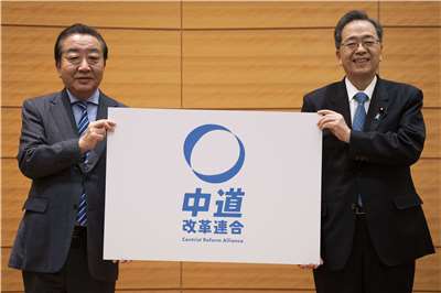 日本眾議院大選，「中道改革聯合」席次確定大幅縮水，共同代表野田佳彥(左)與齊藤鐵夫(右)面臨下台壓力。資料照片。