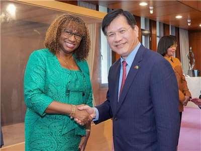 外長林佳龍(右)款宴外交使節團團長、聖文森駐台大使柏安卓(左)，對其任內卓越貢獻表達感謝並致上由衷祝福 (外交部提供)