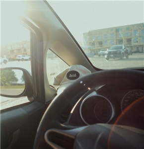 2月28日起，新車領牌與後續定期驗車時，前擋風玻璃隔熱紙可見光透過率應為70%以上、前側窗透光率40%以上。(示意圖/Unsplash)