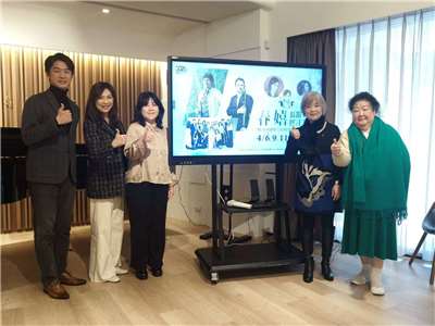 新象．環境．藝之美文創推出的春季音樂企劃《春嬉 長笛系列音樂會》，引領感受長笛在不同美學視角下的聲音轉化與可能性。左起長笛家胡志瑋、黃貞瑛、廖薏賢，右一為長笛教母樊曼儂，右二為長笛音樂家張翠琳。(新象提供)