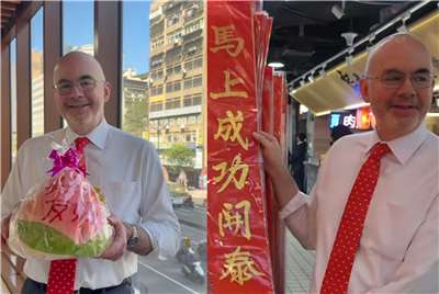 AIT今天(15日)在官方臉書發布處長谷立言(Raymond Greene)於春節前走訪市場辦年貨的影片，並以「台灣女婿」稱呼谷立言，呈現到市場感受熱鬧滾滾的年節氣氛的情況。(翻攝AIT臉書)