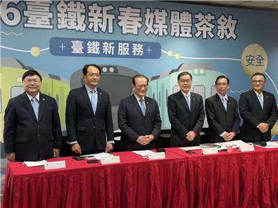 台鐵公司董座鄭光遠(中左)6日率領總經理馮輝昇(中右)及3名副總，公布台鐵公司化轉型養周年的成果。(吳琍君 攝)