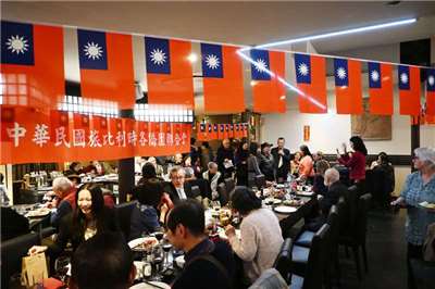 比利時僑界於除夕舉辦餐會共慶馬年，超過200名旅居比利時各城市民眾共襄盛舉。現場掛滿中華民國國旗，不少僑胞表示感動。 (圖：中央社)