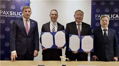 第六屆「台美經濟繁榮夥伴對話(EPPD)」會議由經濟部長龔明鑫(右一)與美國國務院經濟事務次卿Jacob Helberg(左一)主談，台美並於會中簽署「矽盛世宣言及台美經濟安全合作聯合聲明」。(經濟部提供)