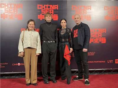 台灣與立陶宛合拍電影「中國海」3日在立陶宛首都維爾紐斯首映，駐立陶宛代表王雪虹（左1）出席，與立陶宛導演馬圖列維丘斯（Jurgis Matulevičius）（左2）、男主角瑞普希斯（Marius Repšys）（右1）合影。（駐立陶宛代表處提供）