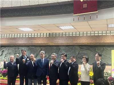 台美對等貿易協定(ART)今天(13日)公布，包括蝴蝶蘭、茶葉等261項農產品成功爭取豁免對等關稅，產業團體包括蘭花協會等大讚是新春大紅包。(圖/陳林幸虹 攝)