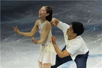 2026年米蘭-科爾蒂納冬奧花式滑冰賽，日本選手木原龍一(右)正在為三浦璃來拉上滑冰服拉鍊，也引發熱議。(AFP)