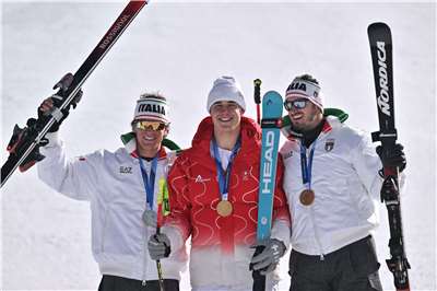 2026米蘭冬季奧運會開賽，24歲瑞士好手范奧曼(圖中)7日在男子滑降賽奪冠，摘本場賽事首面金牌，該賽事銀牌與銅牌(圖左右)均為義大利選手。(AFP)
