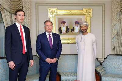 伊朗與美國6日在阿曼展開會談，左起為川普的女婿庫許納(Jared Kushner)、美國特使魏科夫(Steve Witkoff)、阿曼外交部長布沙迪(Badr al-Busaidi)。(AFP)