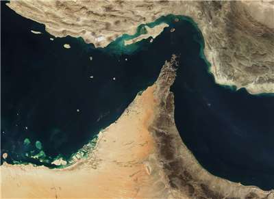 伊朗與美國17日展開第二輪核談之際，德黑蘭宣布暫時關閉荷莫茲海峽(Strait of Hormuz)數小時進行實彈軍演，區域緊張情勢同步升高。圖為荷莫茲海峽衛星資料照。(翻攝維基百科)