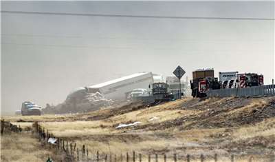 科羅拉多州際公路沙塵暴，30多輛車追撞釀傷亡。(翻攝X@ColoradoSun)