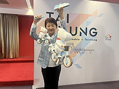 中台灣燈會今年結合國際知名IP「姆明一族」。圖為台中市長盧秀燕展示姆明騎鐵馬小提燈。
