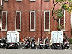 三輪機車(駕艙機車)車身寬大　一台車需占用2格車位
。圖為新北市議會旁路邊機車格停放的三輪機車。資料照片。

