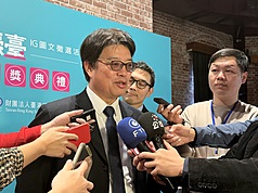 PD
陸委會主委邱垂正受訪
陸委會主委邱垂正13日在「港覺濠台IG圖文徵選活
動」頒獎典禮前受訪。針對國民黨擬復辦國共論壇，
邱垂正表示，任何團體赴陸進行交流，要符合兩岸條
例以及相關法律的規範，並且注意社會觀感跟國際視
聽，共同維護國家主權尊嚴。
中央社記者廖文綺攝　115年1月13日
