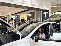外界關注美製車是否零關稅，政府近期持續與產業溝通。圖為美國電動車特斯拉在台北信義體驗店對外展示最新車款。
