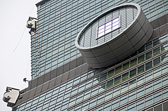 宏泰集團砸86億元拿下原中聯信託所持有的台北101股權。圖為工作人員在台北101大樓外牆進行清潔維護。

