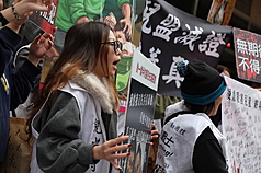 「剴剴」遭虐死案，台灣高等法院今年1月27日判處保母姊妹劉彩萱無期徒刑、劉若琳18年有期徒刑。圖為當時宣判前法院外民眾拿著手舉牌高喊口號表達訴求。