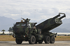 圖為陸軍部隊進行地空整體操演，出動HIMARS海馬士多管火箭系統發射車，實施遠距精準火力跨區增援。