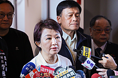 台中市長盧秀燕（前）。資料照。