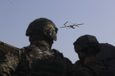 圖為海軍1月29日執行春節加強戰備操演，模擬機動雷達車偵獲敵船團，濱海打擊群放飛陸用型監偵無人機實施精準識別。