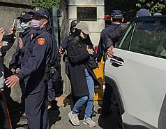 男童「剴剴」遭虐死案各界關注，台北地方法院今天(23日)開庭審理兒福聯盟陳姓社工（中）涉過失致死案。圖攝於1月29日。(資料照/中央社)
