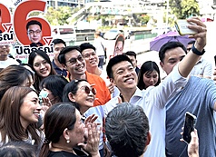 泰國2月8日舉行大選，最新民調顯示，被視為代表年輕世代及改革派的人民黨最受選民青睞，而該黨首席總理候選人納塔彭的支持率也以29.08%位居第一。圖為納塔彭28日在曼谷市場拜票，持手機與選民自拍。
