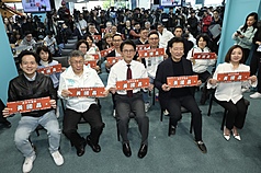 台灣民眾黨主席黃國昌（前中）1日在新北市新莊區，出席「讓新北更有型」黃國昌新北市長競選總部開幕記者會，前民眾黨主席柯文哲（前左2）與前中廣董事長趙少康（前右2）等人出席支持。
