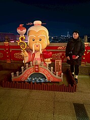 移工鄭氏英因家中經濟負擔來台工作，期間努力增進華語能力，不僅考取華語B2高階認證也愛上台灣文化，不論逛廟宇或者是排隊文化，都讓她覺得相當有趣。