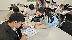 看見移工需要，台灣外籍工作者發展協會2024年首次在桃園地區開辦移工華語班，圖為移工學習華語。