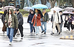 新竹以南漸轉多雲 北部明晨以前水氣仍多 。