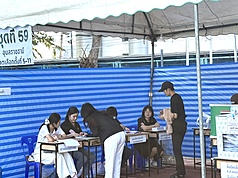 泰國大選提前投票日，泰國選民1日上午在曼谷的投票所排隊提前投票。