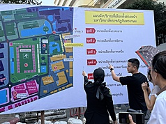 距離泰國大選投票日僅剩一週，提前投票日1日率先登場。圖為選務人員向選民指引投票站的位置。