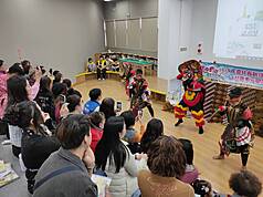 「熱帶土地的饋贈－印尼農特產之旅」雙語繪本發表會，1日在雲林縣文觀處1樓兒童室舉行，安排充滿熱情的印尼傳統舞蹈（圖）演出，現場也提供印尼美食供品嚐。