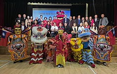 加拿大卑詩省台灣商會舉辦年貨大街活動，加拿大政要和社區貴賓一起和媽祖、舞獅、財神、三太子
合影，慶賀馬年行大運。