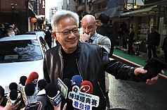 輝達（NVIDIA）執行長黃仁勳（前）傍晚到台北鄒記食舖與台積電董事長暨總裁魏哲家等人餐敘，餐會前接受媒體聯訪。