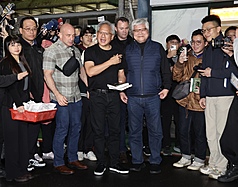 輝達（NVIDIA）執行長黃仁勳（前中左）1日傍晚到台北鄒記食舖與台積電董事長暨總裁魏哲家（前中右）等人餐敘後步出餐廳，大批媒體與民眾在場守候。
