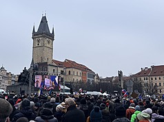 捷克總統帕維爾（Petr Pavel）與外交部長馬欽卡（Petr Macinka）因任命環境部長的爭議簡訊而爆發衝突，捷克「民主百萬時刻協會」1日在布拉格的舊城廣場舉行支持帕維爾集會。（旅捷台灣僑民提供）