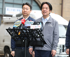 總統賴清德（右）2日上午赴台北北門郵局慰勉台北郵局快捷郵件投遞人員，並於接受媒體聯訪時回應中央政府總預算、國防特別條例等相關議題。
