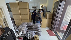 財政部關務署高雄關日前於金門某處倉庫內，成功攔截違法收集、囤積大陸香菇763.3公斤，及大批未經食品檢驗大陸食品共1987公斤，全案涉違反懲治走私條例及海關緝私條例等規定，案貨已全數查扣，移送偵辦中。（財政部關務署高雄關提供）
