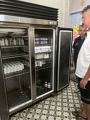 雲林縣劉姓男子（白衣者）在雲林沿海養鴨，114年起自大陸非法進口未經許可的禽流感疫苗達1886瓶，並以地板清潔劑等名義虛報，規避查緝；檢方2日偵結，認劉姓男子涉犯動物用藥品管理法，依法提起公
訴。（檢方提供）