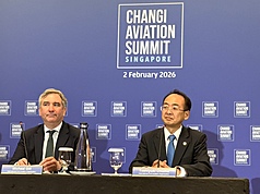 國際民航組織（ICAO）新任理事會主席大沼俊之（右）2日出席樟宜航空峰會。
