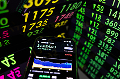 股匯市應聲重挫，儘管央行強力防守，出口商也蜂擁而出拋匯，讓貶勢不至於失速，新台幣兌美元2日收盤收31.59元，仍重貶1.22角。 (圖：中央社)