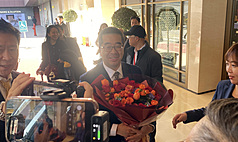 國民黨副主席蕭旭岑2日率團到中國大陸參加智庫交流論壇。圖為蕭旭岑等人抵達下榻的中國大飯店時，
飯店方獻花迎接。
