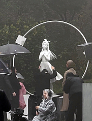 VD
大S逝世1週年　紀念雕像揭幕
藝人大S（徐熙媛）病逝1週年，由丈夫具俊曄（後
右）設計的大S紀念雕像，2日下午在金寶山揭幕，S
媽（後中）擁抱雕像。
中央社記者洪素津攝　115年2月2日
