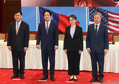 總統賴清德（左2）3日在總統府主持「台美經濟繁榮夥伴對話」記者會，副總統蕭美琴（右2）、外交部
長林佳龍（左）、經濟部長龔明鑫（右）出席與會。
