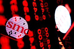 台股收盤重返32100點，台積電勁揚高價股強勢漲571點。 
