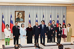 PD
民眾黨新科立委宣誓就職（2）
民眾黨執行不分區立委2年條款，3日在立法院長韓國
瑜（左5）見證下，新任立委李貞秀（左起）、洪毓
祥、蔡春綢、陳清龍（右5）、王安祥（右4）、邱慧
洳（右3）宣誓就職，並由黨主席黃國昌（右6）陪
同，與留任的立委陳昭姿（右2）、劉書彬（右1）一
同報到。
中央社記者郭日曉攝　115年2月3日
