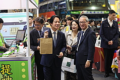 總統賴清德（前左）3日前往2026台北國際書展逛攤買書。
